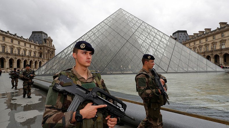 Fire system malfunction triggers panic and stampede in Louvre