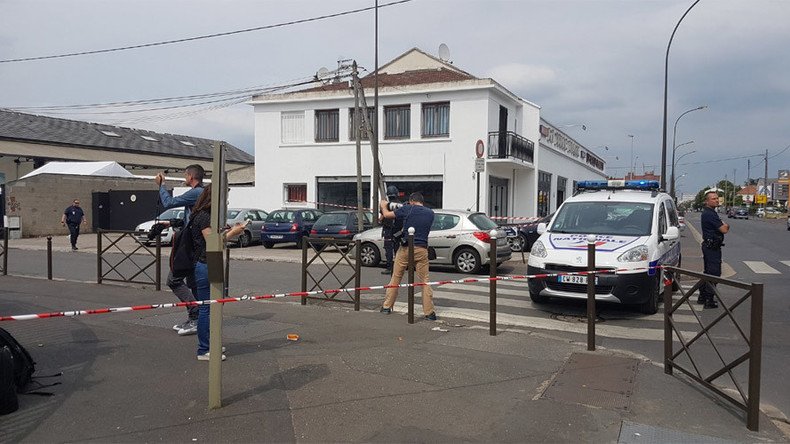 Anti-terror op carried out in northern Paris suburb, some 20 people reported arrested