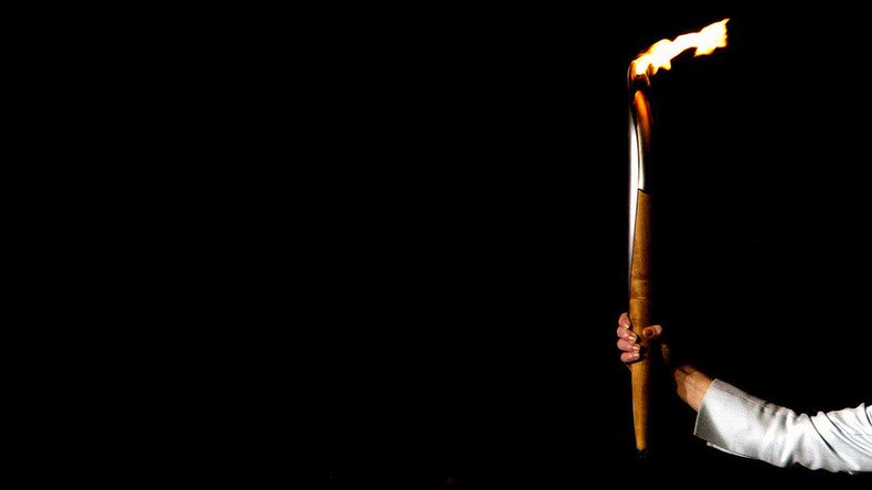 Spectator attempts to snatch ‘cursed’ Olympic torch from Brazilian relay (VIDEO)