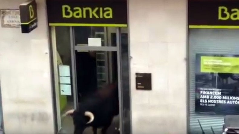 Bull-run revenge: Bank ruptured and other great bull-gets-own-back moments (VIDEO)