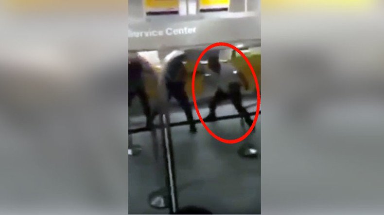 Delayed passenger loses it, batters Frankfurt airport police at check-in desk (VIDEO)