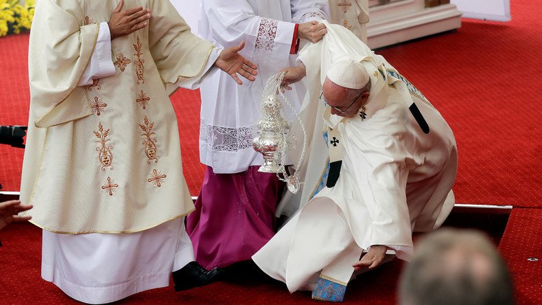 Pope Francis falls while conducting Mass in Poland (VIDEO)