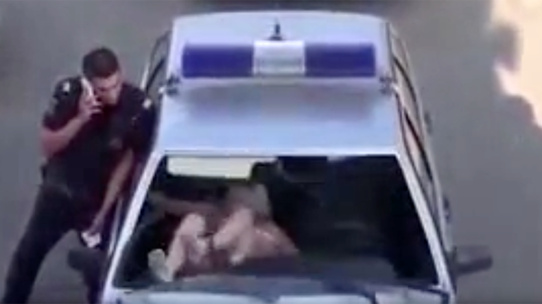 Drunken bikini-clad woman kicks out police car windscreen in failed escape attempt (VIDEO)