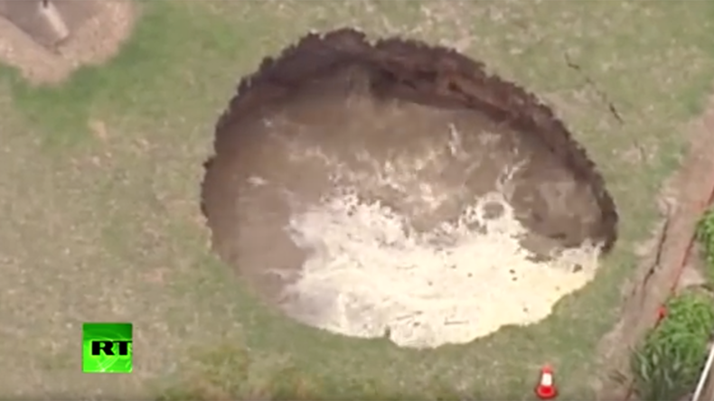Queensland couple wake to find growing sinkhole in back garden (VIDEO)