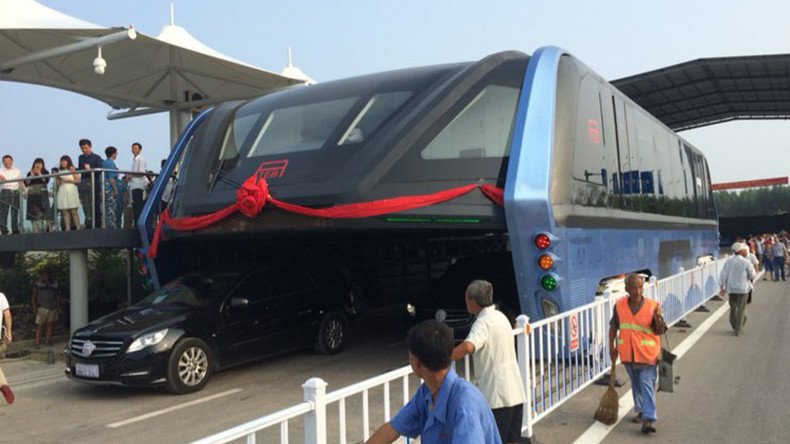 Futuristic bus that drives above car traffic goes on test run in China (PHOTOS, VIDEOS)