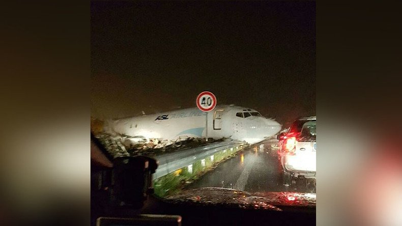 DHL plane crashes on road after overshooting runway at Italian airport (PHOTOS, VIDEO)