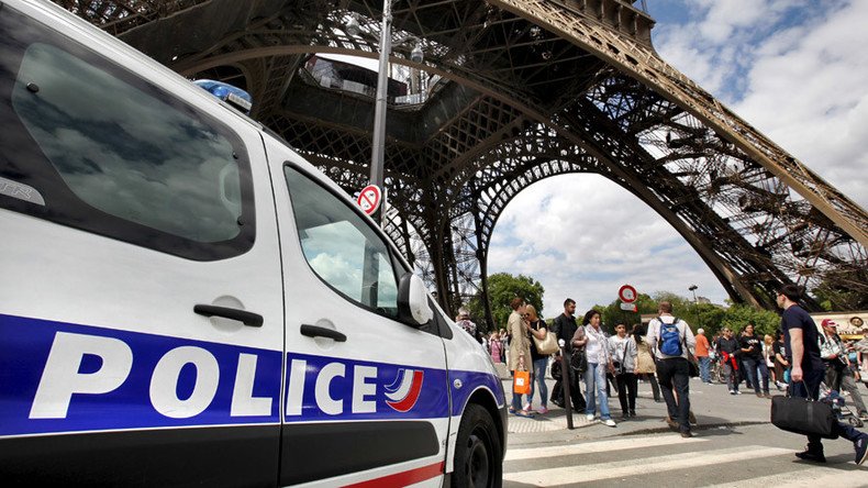 Abandoned luggage sparks evacuation at Eiffel Tower