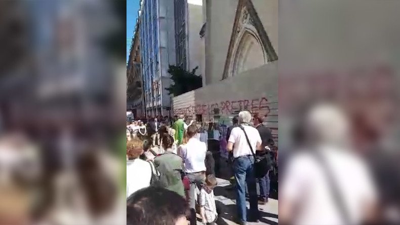 Holy Mass & protest at Paris church set for demolition to create ‘parking lot’ (PHOTOS, VIDEO)
