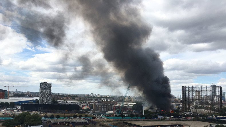 London’s burning: Firefighters scramble to tackle 2 major blazes 