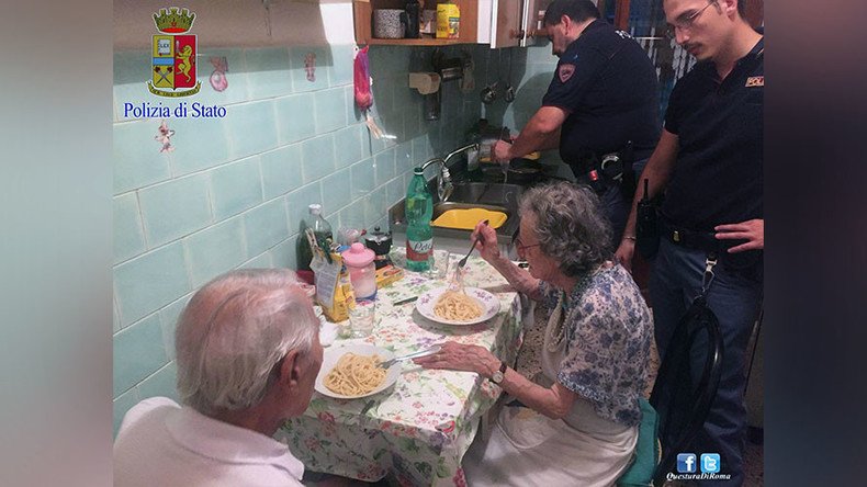 Secret ingredient: Humanity… Italian cops cook pasta for crying elderly couple (PHOTOS)