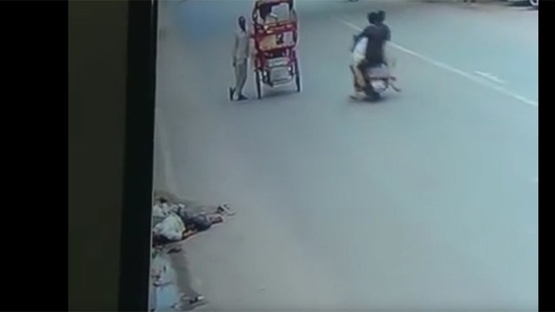 Man hit by truck ignored by 140 cars, 82 rickshaws, 181 bikers, 45 pedestrians (VIDEO)