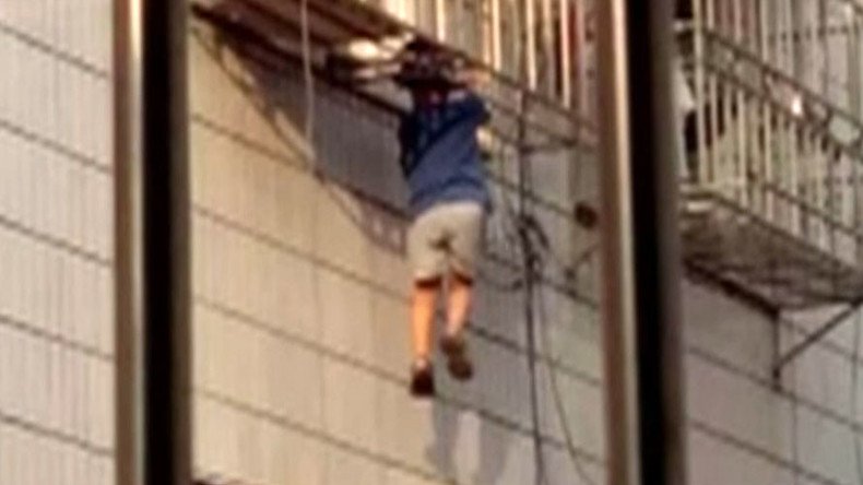 Chinese Spiderman: Passerby scales building to save kid from 6th floor plunge (VIDEO)
