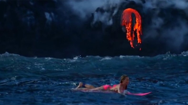 Adventurer surfs meters from lava-spewing volcano in Hawaii (VIDEO)