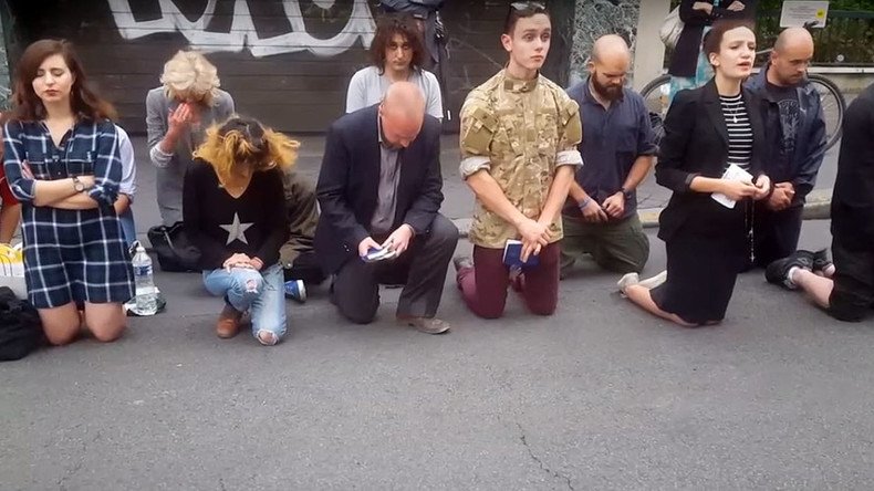 Praying protester knocks out passerby during ‘peaceful’ church demonstration (VIDEO)