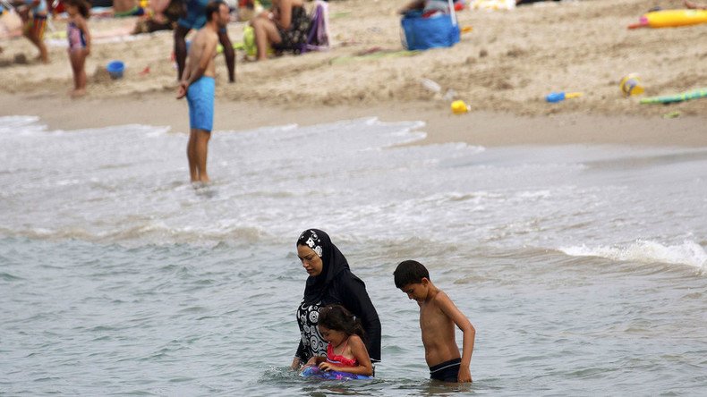 Photo of French police enforcing burkini ban goes viral, politician threatens legal action