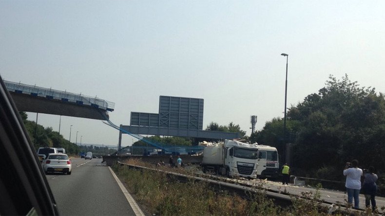 At least 1 injured following footbridge collapse over UK motorway (VIDEO, PHOTOS)
