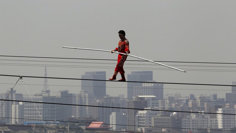 Chinese tightrope walker sets new world record with heart-stopping stunt (VIDEO)