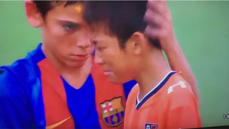 Barcelona youngsters console opponents in heartwarming moment (VIDEO)