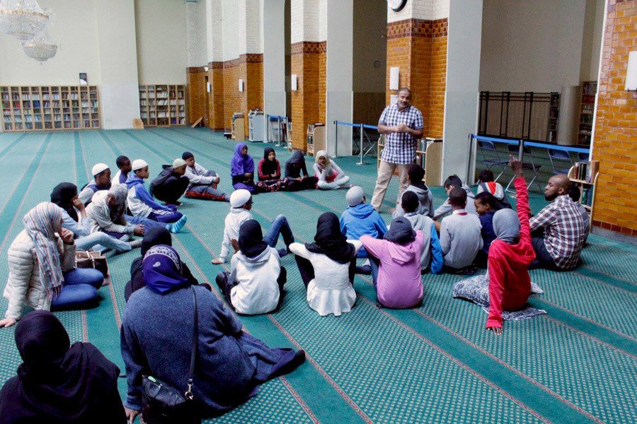 Swedish Muslim school slammed for segregation by sex â€” RT World News
