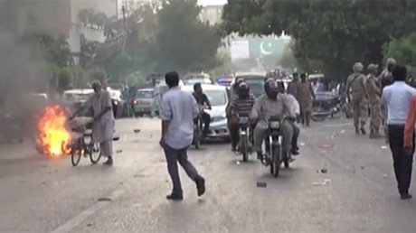 Mob storms & ransacks Pakistani TV channel on UK-based opposition leader’s ‘orders’ (VIDEO)