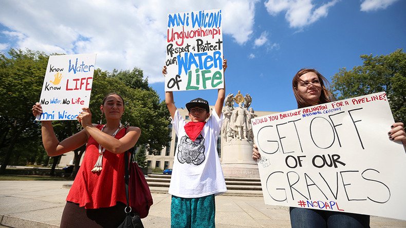 Sioux tribe wins partial halt to Dakota pipeline in federal court