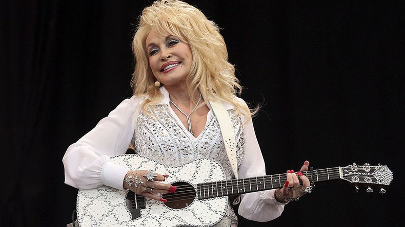  Dolly Parton on ‘Pure & Simple,’ Hillary, & ‘9 to 5’ reunion