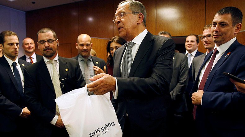 When only pizza & vodka will do: Lavrov treats tired journos to US-Russian snack after Syria talks