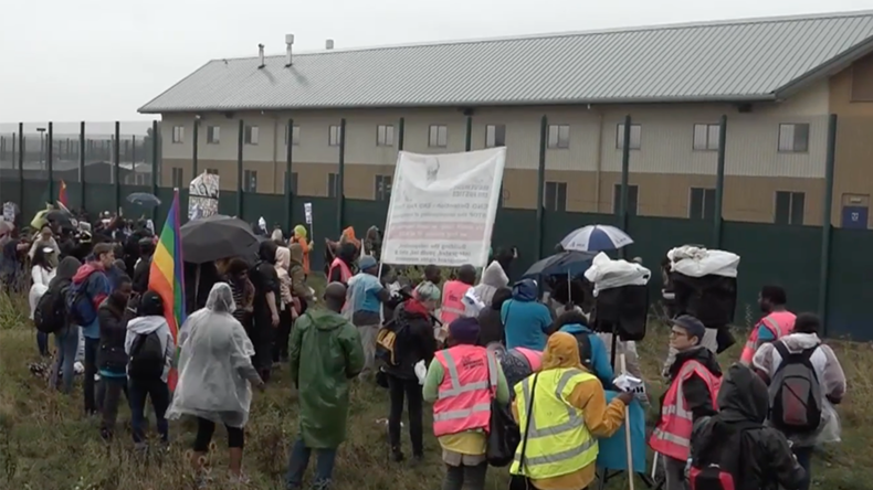  ‘Shut down Yarl’s Wood!’ Protesters ‘kick down walls’ of detention center for deportees