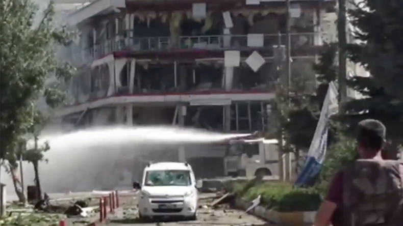 Around 50 injured as car bomb rocks southeastern Turkish city (PHOTOS, VIDEO)