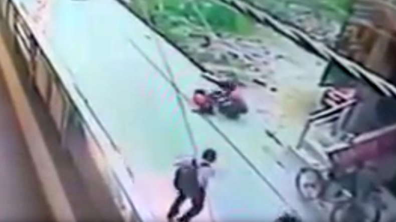Crowd just WATCH as woman stabbed 20 times on street in India (GRAPHIC VIDEO)