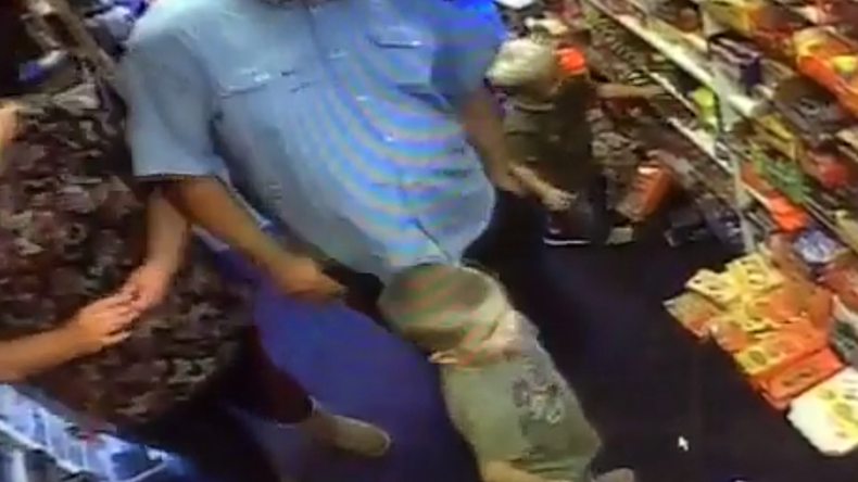 Family day out: Parents raid candy shop with help of 2 young kids (VIDEO)