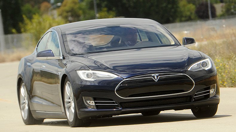 Self-driving Tesla smashes into tourist bus on Germany’s autobahn