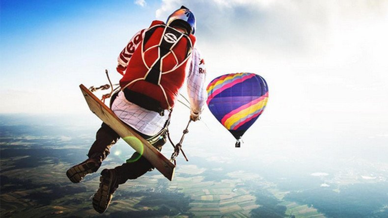 ‘Mega Swing’: Parachuters take playground ride above the clouds (VIDEO)