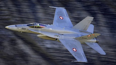 Super-jet-escort: Swiss fighter-jets practice interception maneuvers on Czech govt plane - media