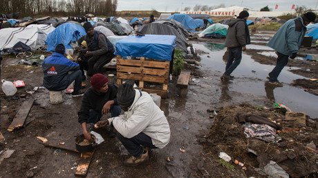 Female volunteers accused of having sex with migrants in Calais 'Jungle'