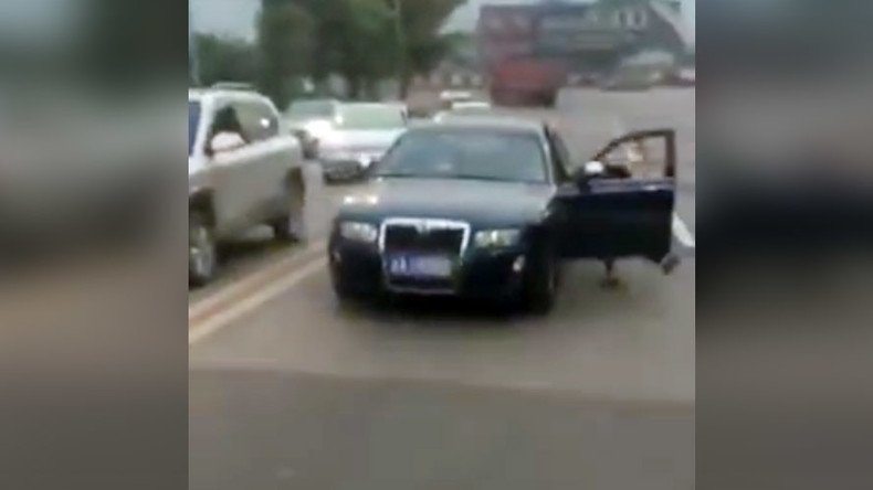 Furious driver knocked down, almost run over by her own car (VIDEO)