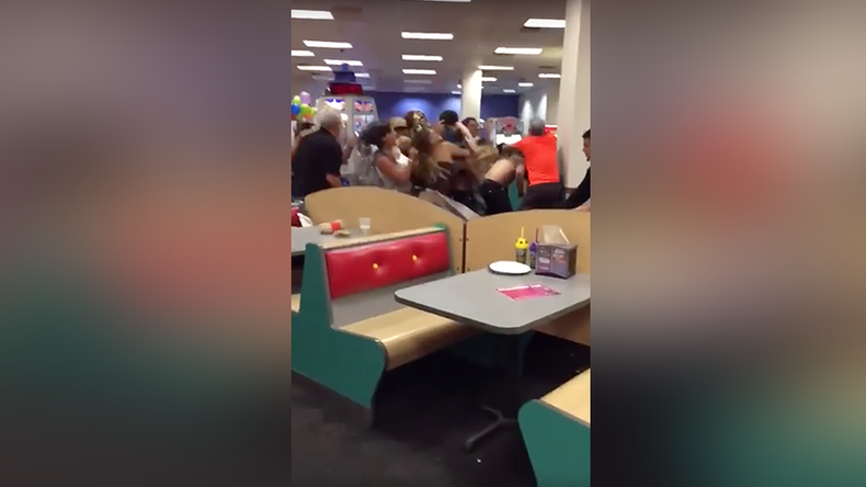 Kicks & punches in Chuck E. Cheese: Massive adult brawl at kid’s restaurant in Florida (VIDEO)