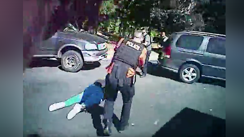 Charlotte police release bodycam footage of Keith Scott shooting (VIDEO)
