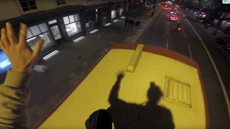 Bus surfer slammed for filming himself riding atop London double-decker (VIDEO)