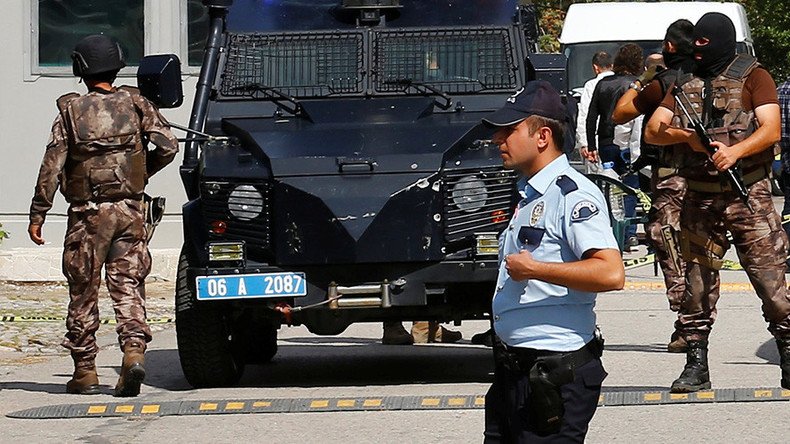 2 suicide bombers blow themselves up in Ankara during police op 