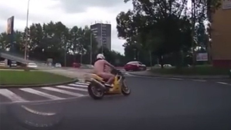 Full throttle: Naked biker leads Czech cops on chase around town (VIDEO)