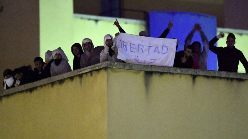 ‘Freedom!’ Refugees stage rooftop protest at detention center in Madrid (PHOTOS, VIDEO)