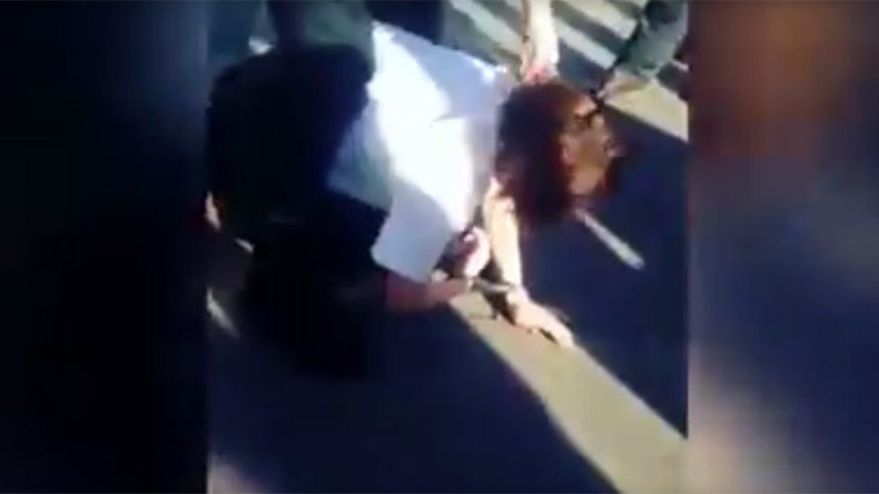 Police officer drags 13yo schoolgirl by her hair ‘like piece of meat’ (VIDEO)