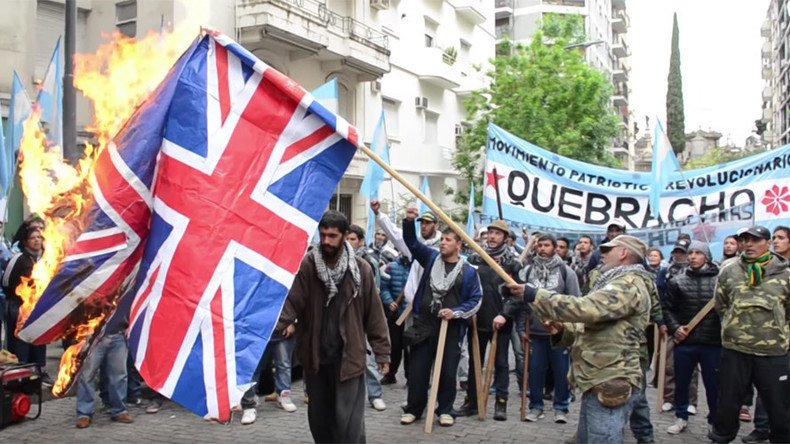 Argentines burn British flags to protest Falklands military drills (VIDEO)