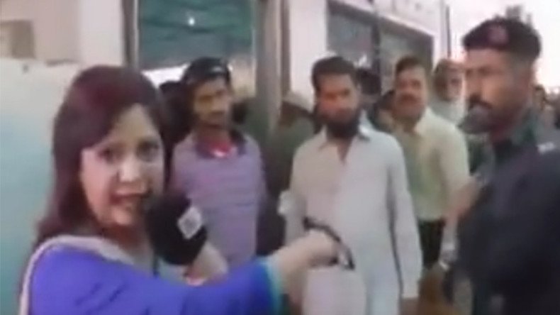 Pakistani policeman slaps female journalist and assaults cameraman in public (VIDEO)