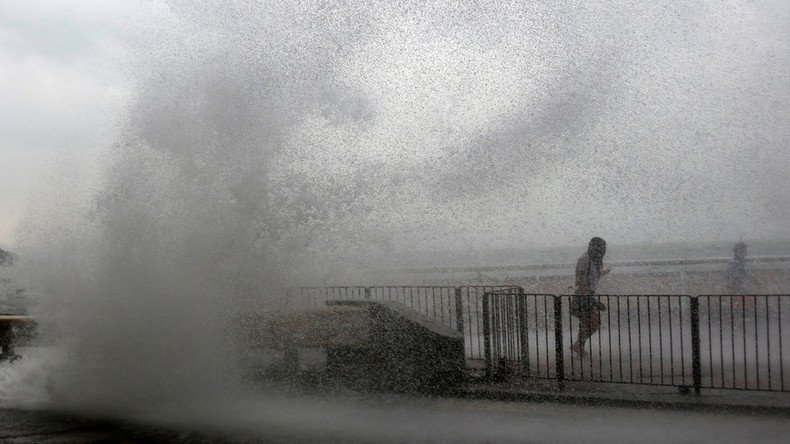 Typhoon Haima strikes China after killing 13 in the Philippines (PHOTOS, VIDEOS)