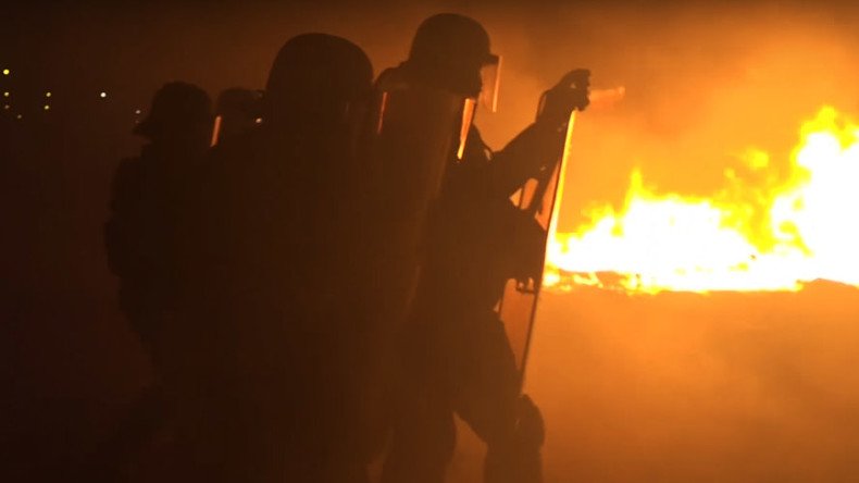 VIDEO shows armored police & fires lit by Calais migrants hours before camp gets bulldozed