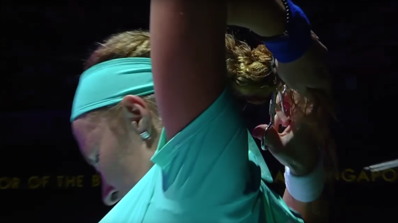 Tennis ace Kuznetsova cuts hair mid-match, сhops down Radwanska in WTA Finals (VIDEO)