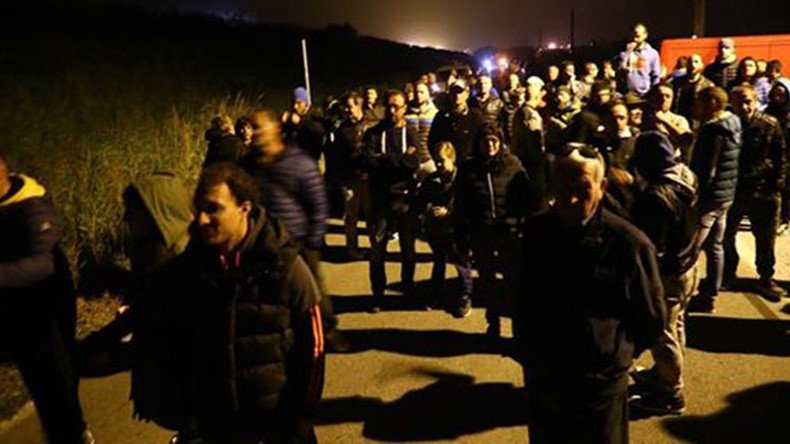 ‘We don’t want them here’: Italian commune blocks arrival of 12 migrant women & kids