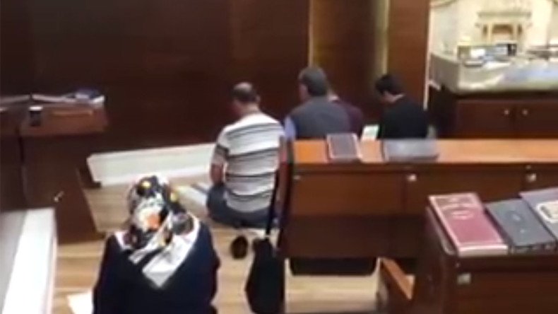 Muslims mistake synagogue for mosque in Israeli airport, use prayer shawls as prayer mats (VIDEO)